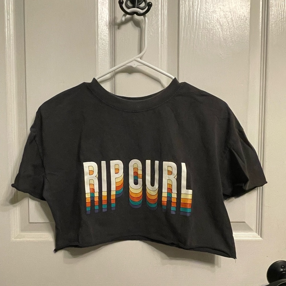 Charcoal gray “rip curl” cropped T